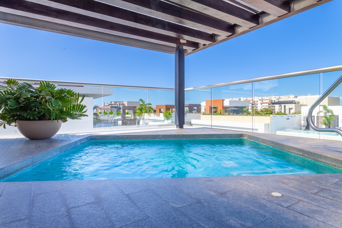 luxury beach condo for 4 guests roof top pool