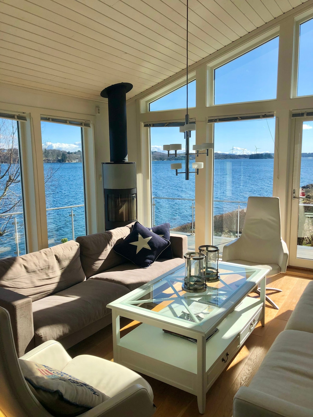 Hytte ved sjøen med privat brygge og strand.