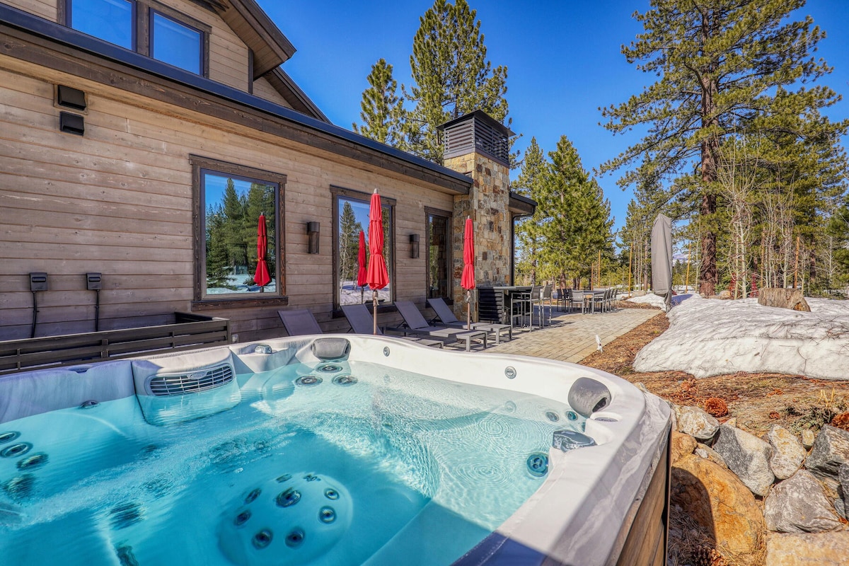Luxe on the Green *Private Hot Tub & Amenities!