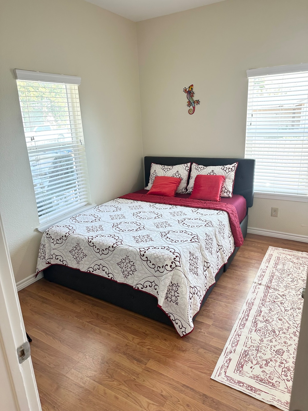 Walk to Alamodome, Sleeps 12, Pets Welcome!