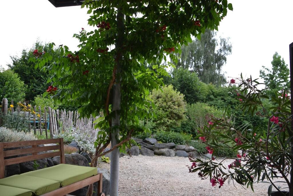 Ferienwohnung mit kleiner Terrasse, Küche und Bad