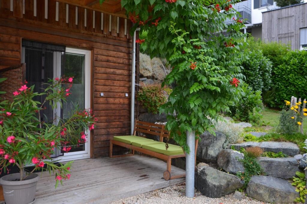 Ferienwohnung mit kleiner Terrasse, Küche und Bad