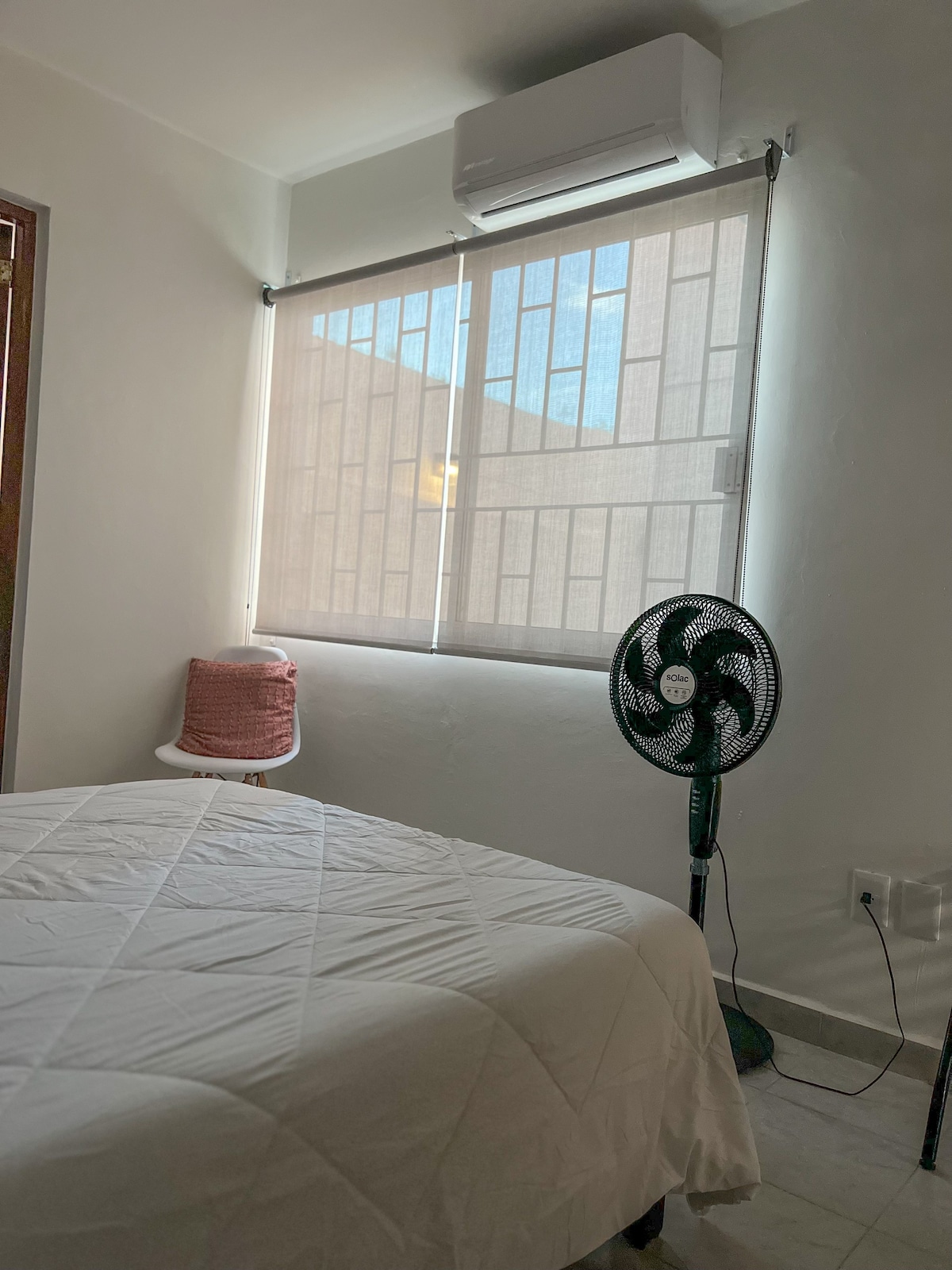 Well located airconditioned apartment. We invoice!