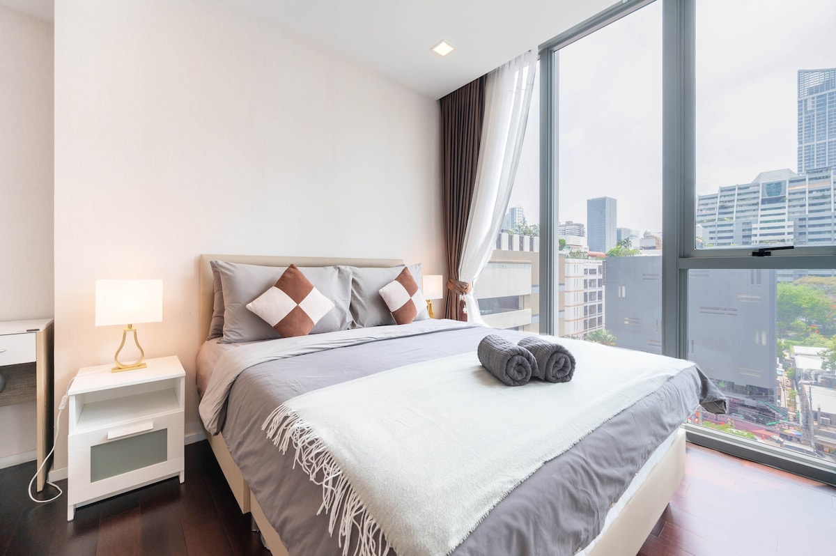 SuperHost Ultra Posh 2BR Sukhumvit 11 BTS Nana 5M