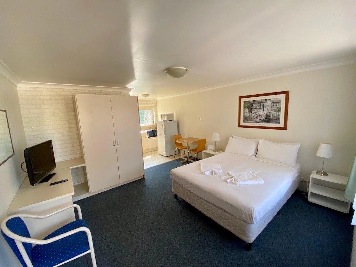 Budget-Friendly Queen Studio w/ Pool & Parking