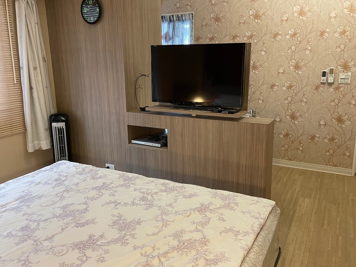 樂活211；1 double bed; 8 min walk to MRT/HSR