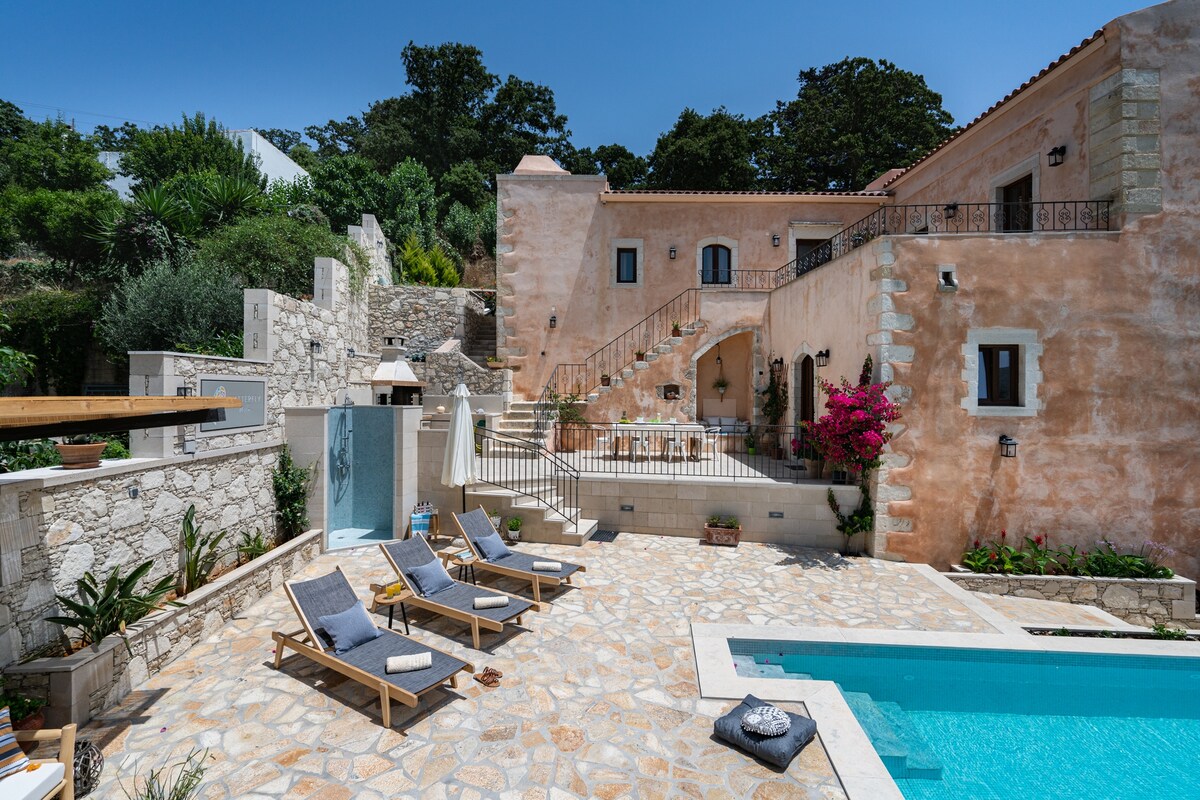 Butterfly, a historical villa with pool & hot tub!