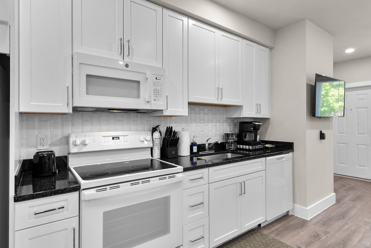 Newly Renovated 2 StoryFlat+14 guests+H St+Parking