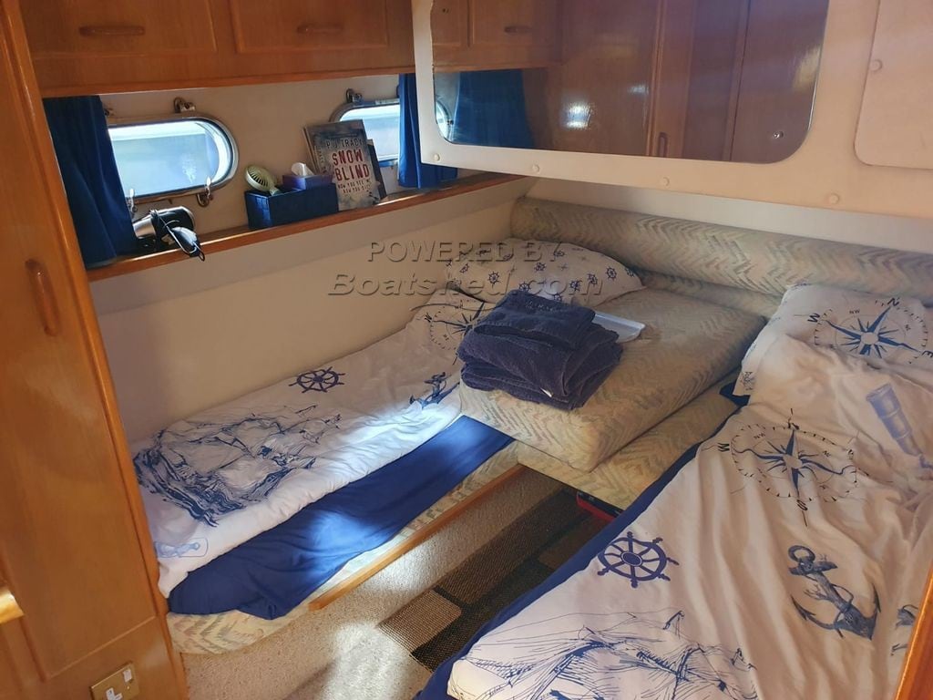 舒适宽敞的3卧室摩托艇