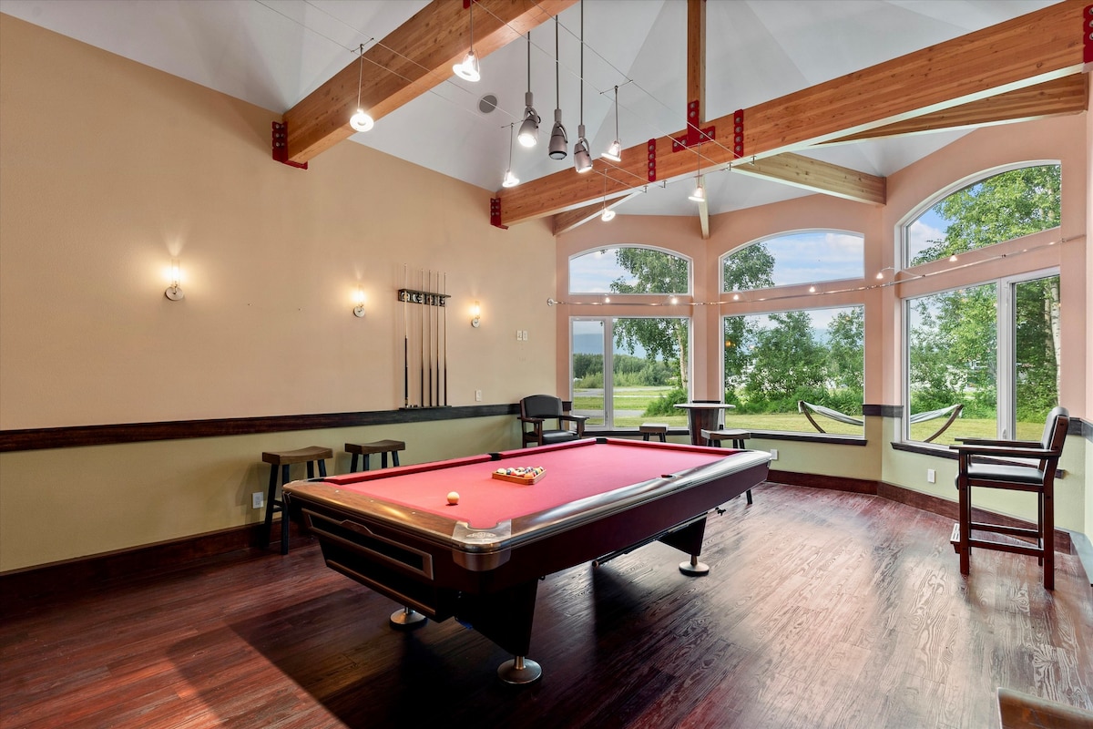 Luxury Billiard Room & Bar~Wolf Lake Airport Home