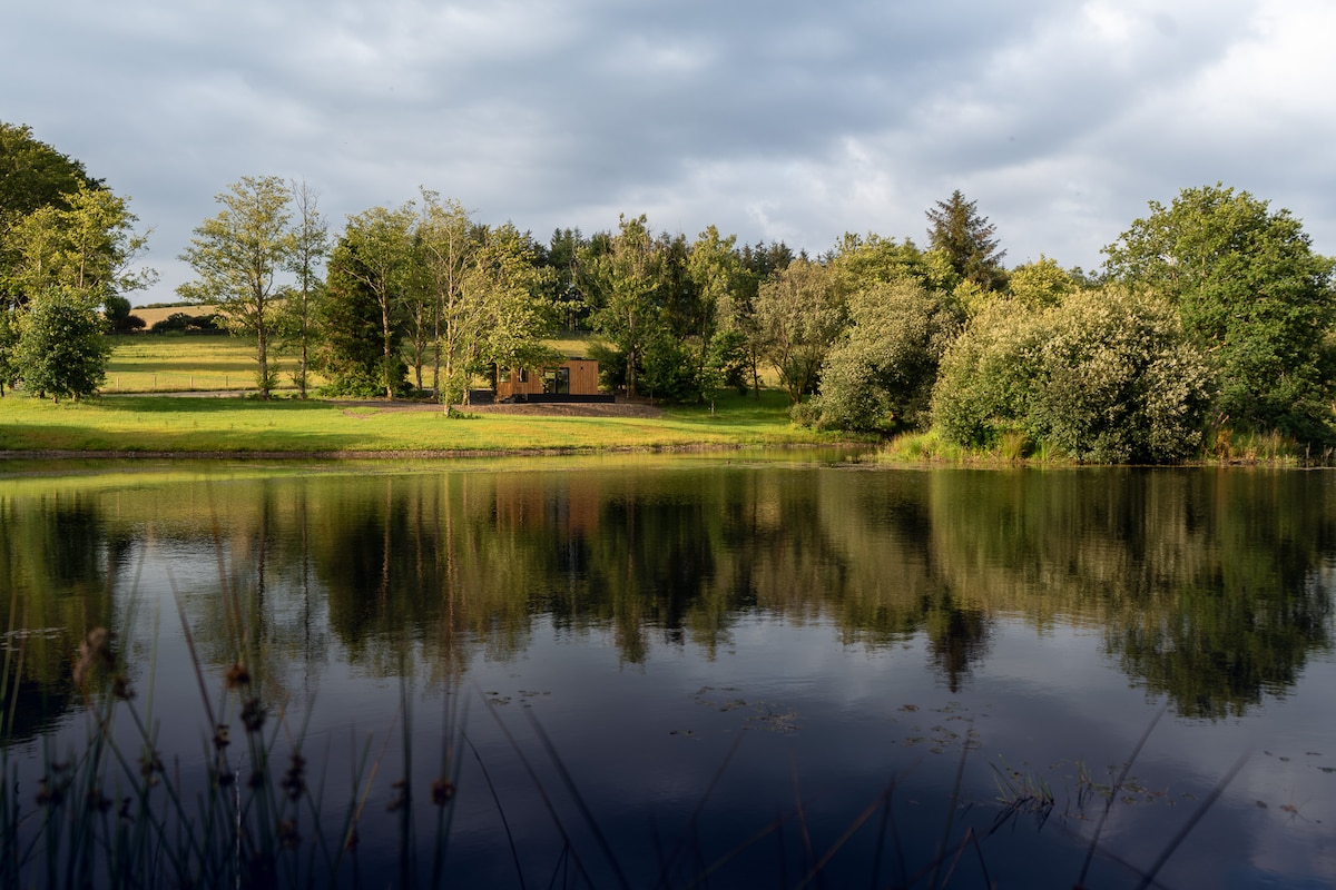 Luxury Lakeside Off-Grid Sanctuary