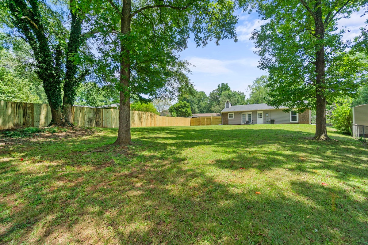 Pet-Friendly 3BR Home Near Golf & Greenville