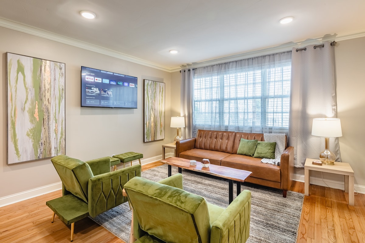 *Parkside KING SUITE in Midtown with FREE parking*