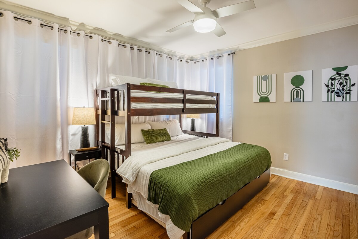 *Parkside KING SUITE in Midtown with FREE parking*