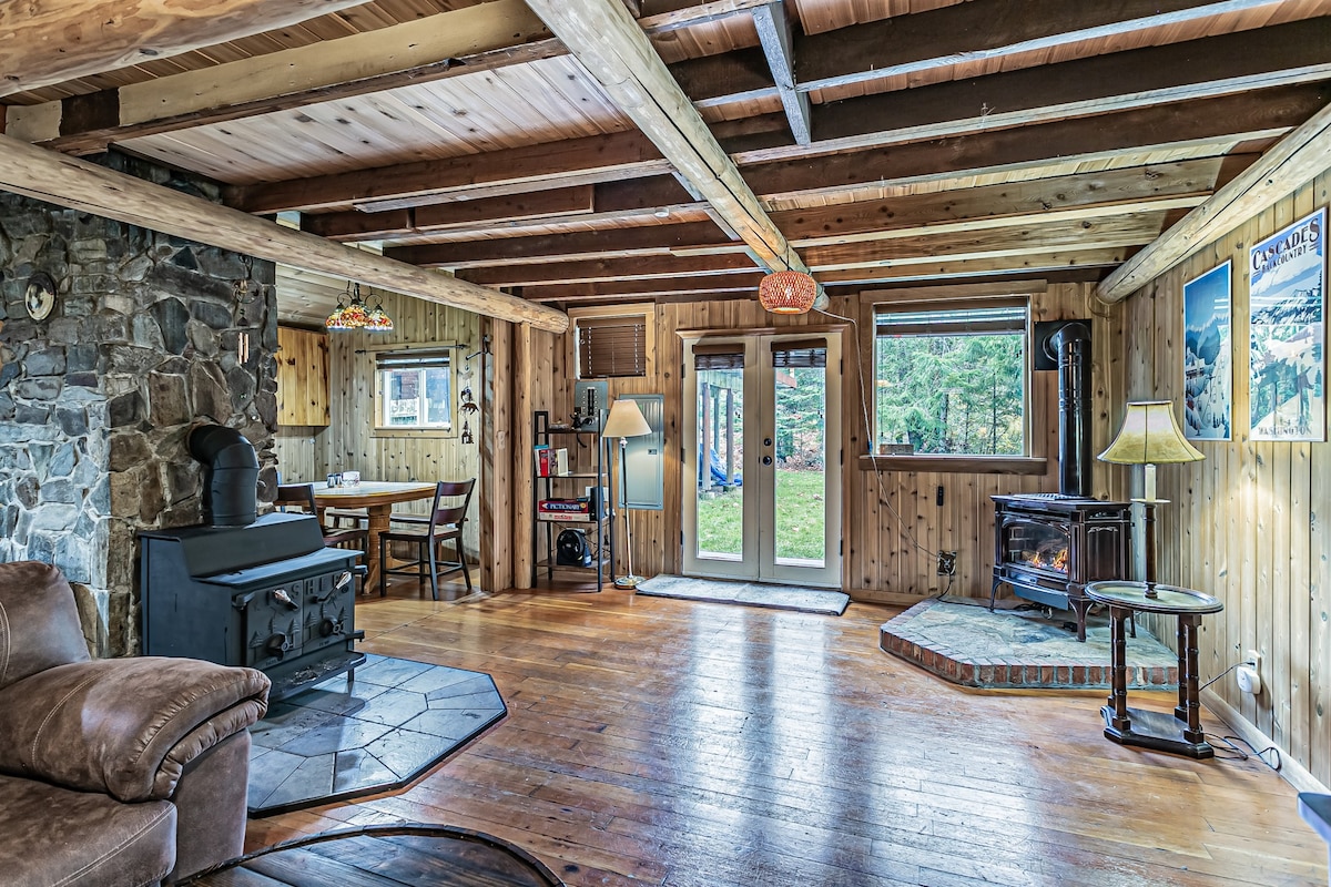 Riverfront Cabin near Mt Rainier, Crystal Skiing