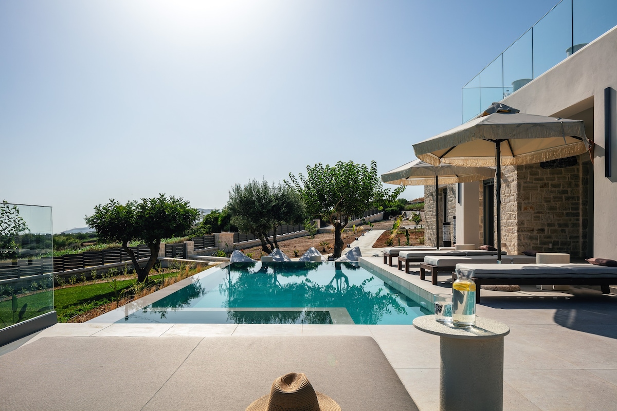 Sea view, Heated pool, Fire pit, 500m to the beach