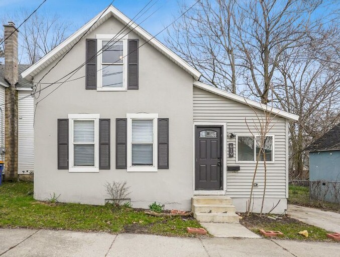 Light & Bright Bungalow Close to Downtown!