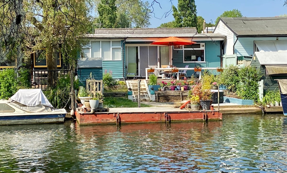 Idyllic Island Cottage with Boat