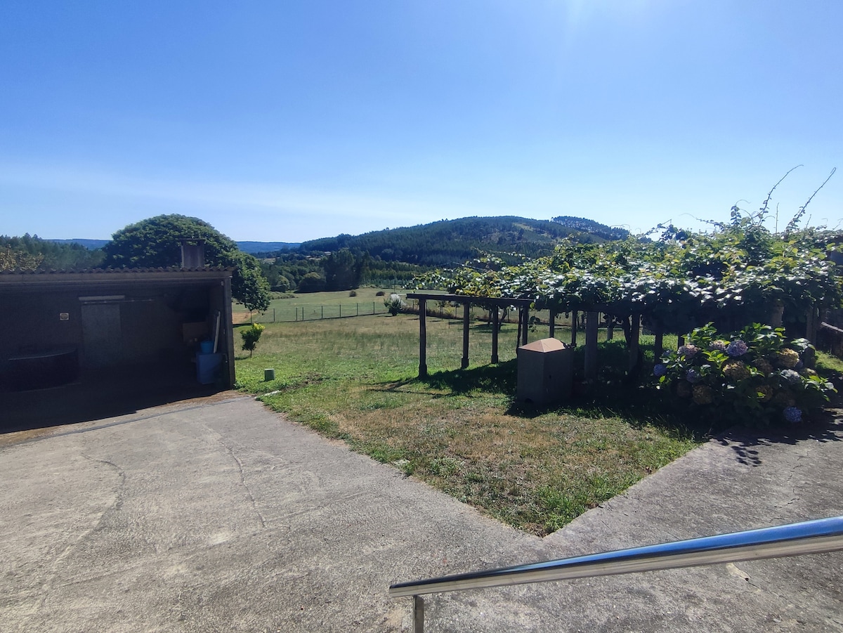 带有大型门禁土地的乡村小屋