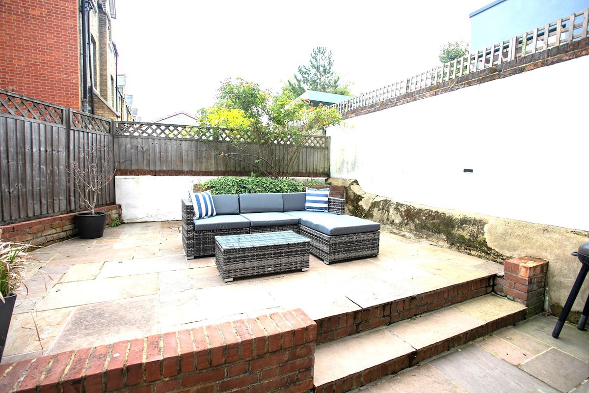 Fabulous Richmond Hill 3 bed Private parking Patio