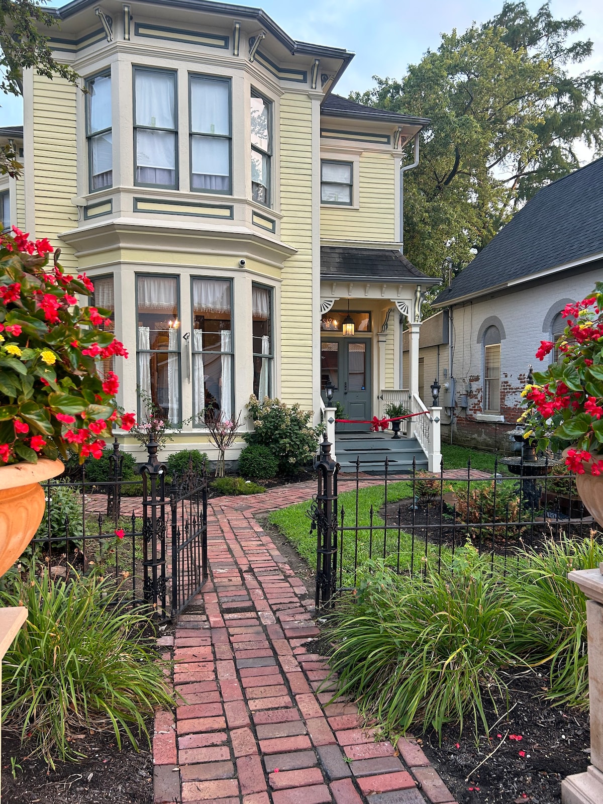 Historic Hull House Inn -Ms. Ella's Chamber- DHH