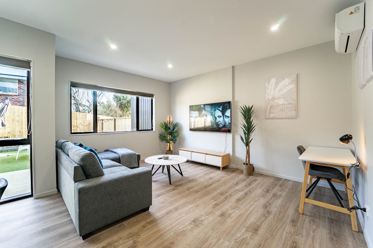 New Modern Sunnyhills Town House | Wi-Fi & Netflix