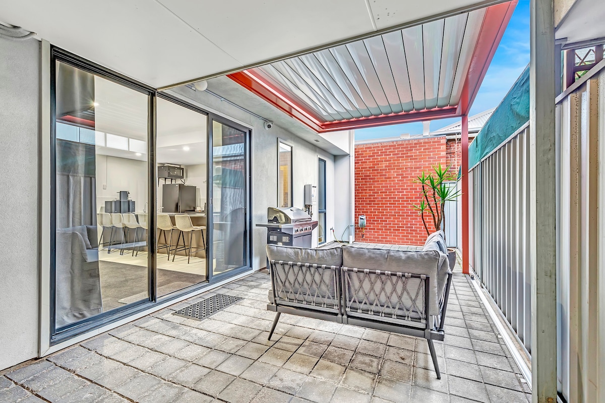 Stellar—Spacious Rooftop Dreamscape in Adelaide