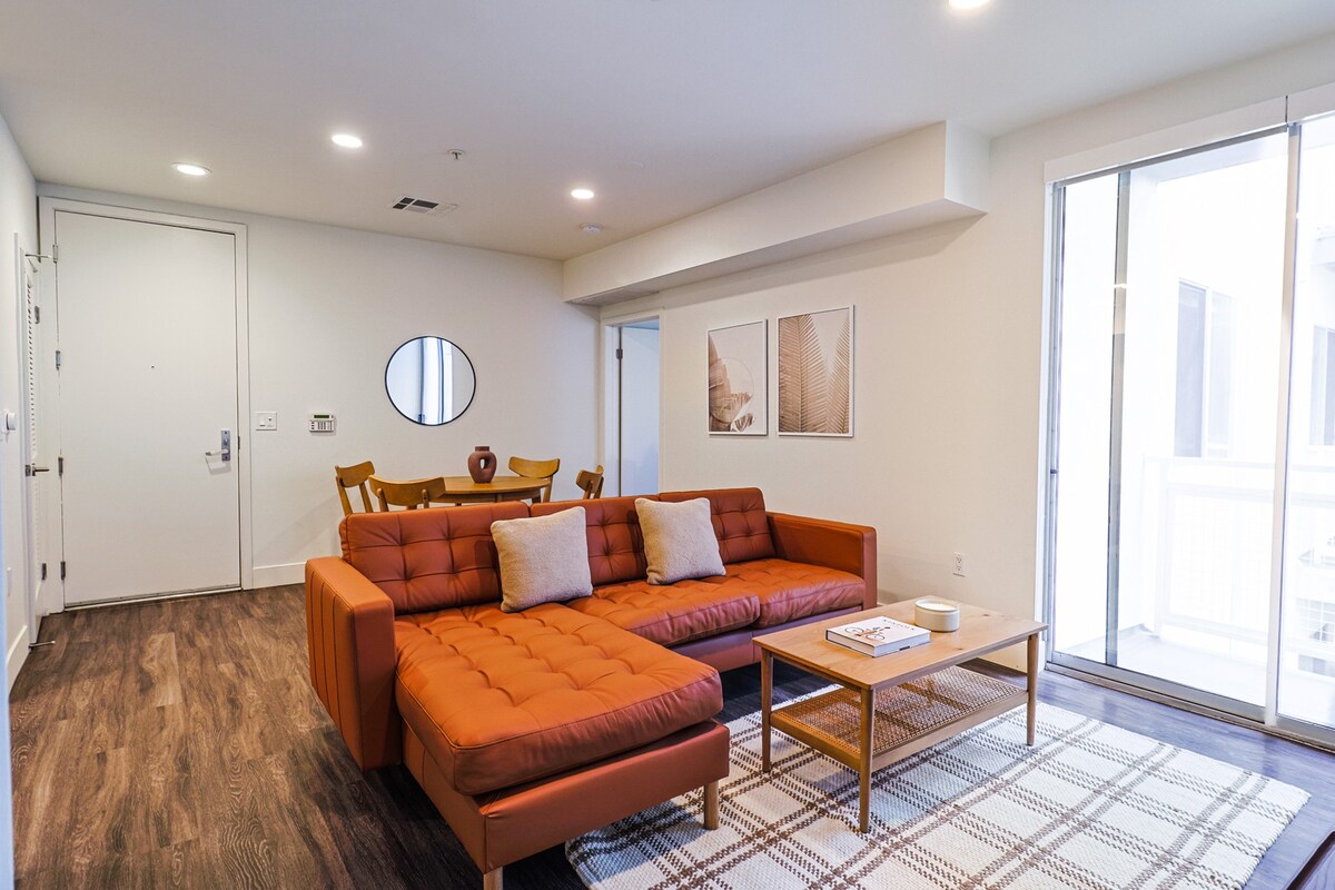 Spacious 2-BR in Downtown Santa Monica!