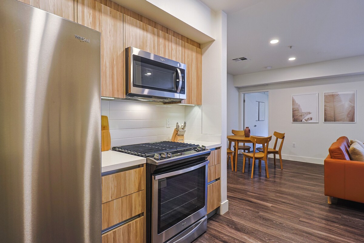 Spacious 2-BR in Downtown Santa Monica!