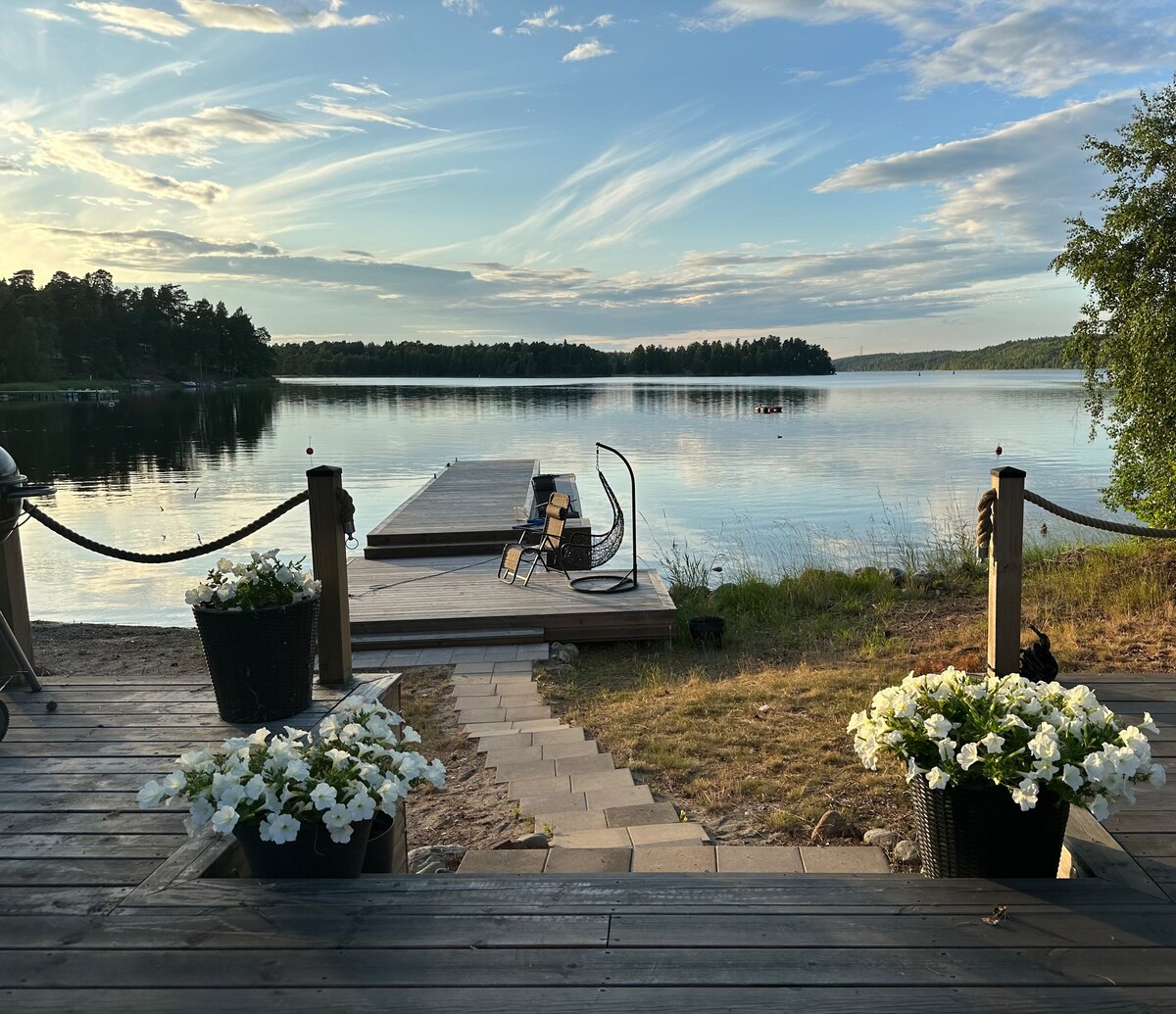 Unikt sommarboende med havstomt