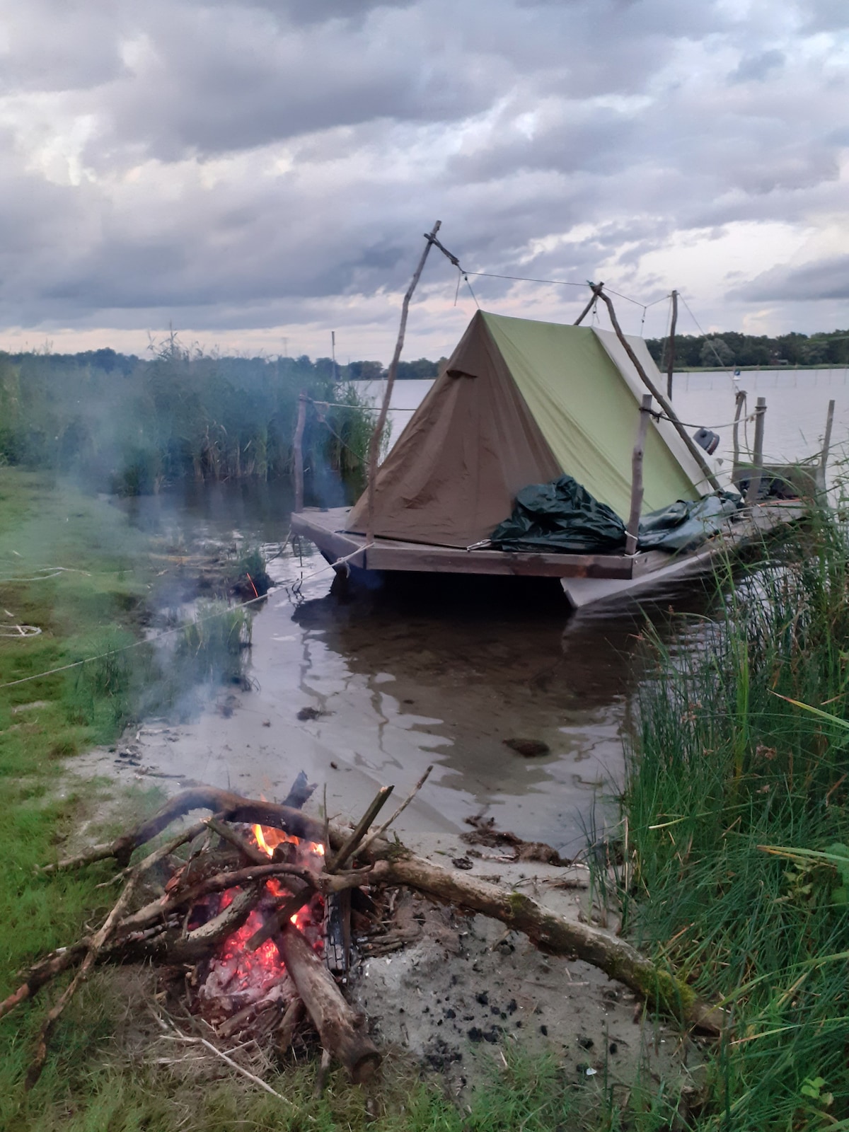 Floß-Camping unter den Sternen