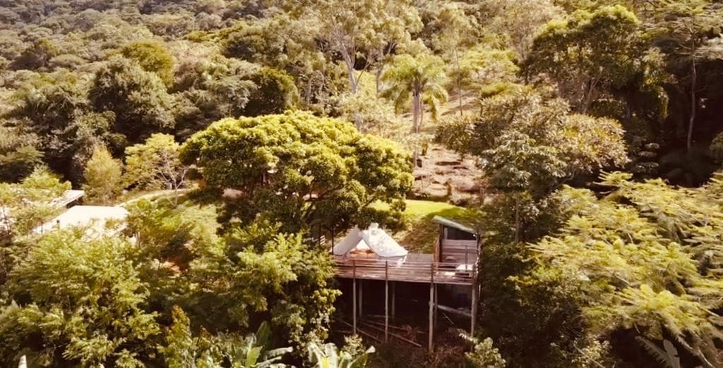 Tenda de luxo com vista panorâmica para o mar.