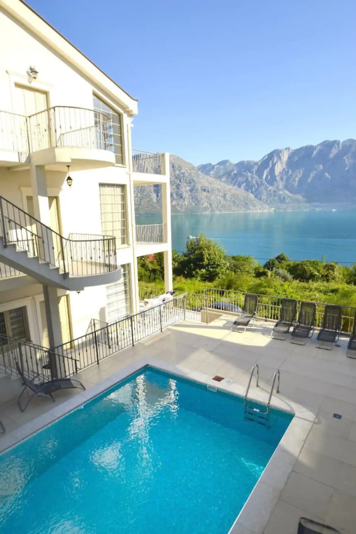 Sea-view apartment with pool and private terrace