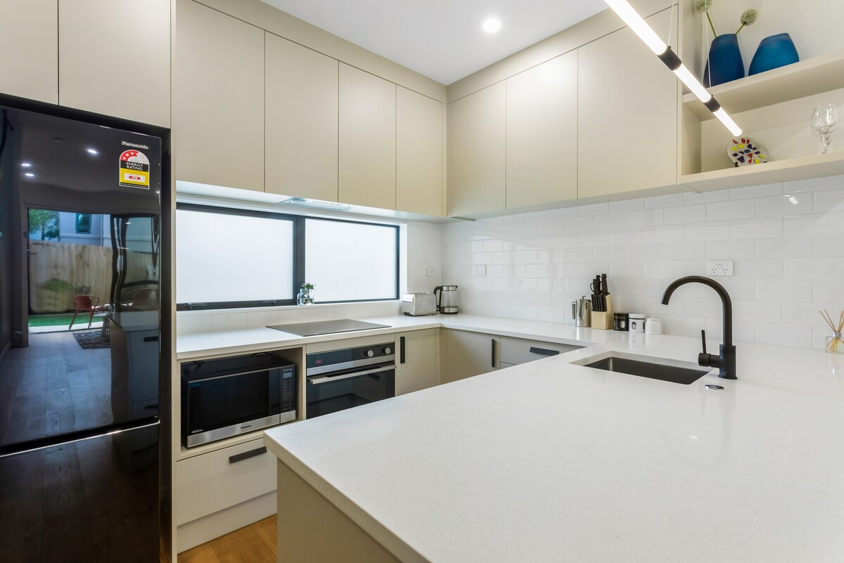 Exceptional 2BR in Ellerslie | Prime TV | WiFi |