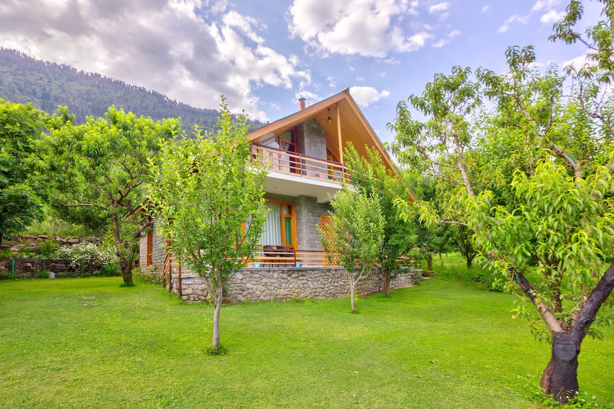 Rental Cottage in an Orchard W/ Mountain Views