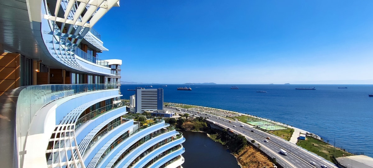 Jacuzzi on Balcony with Princes' Islands View