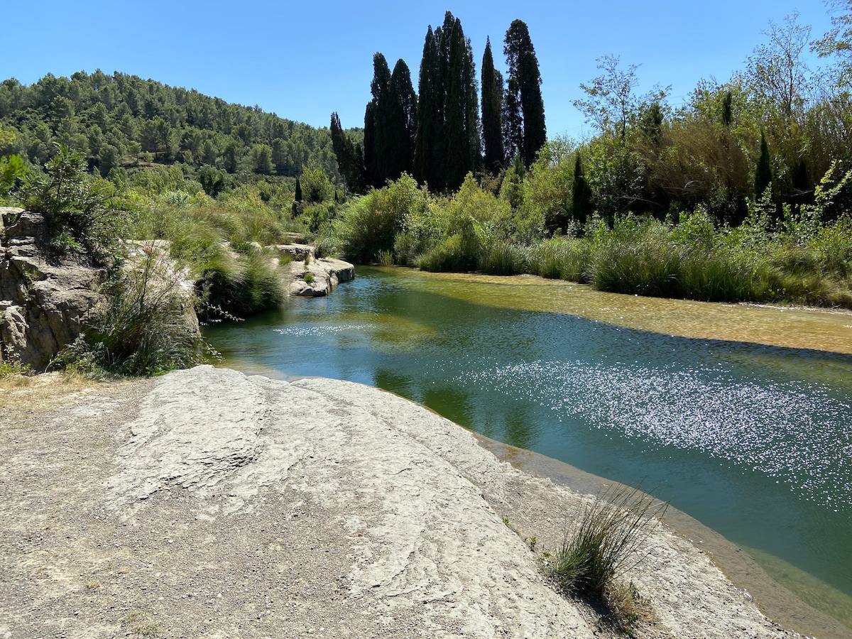 Quiet townhouse with garden & local river swimming