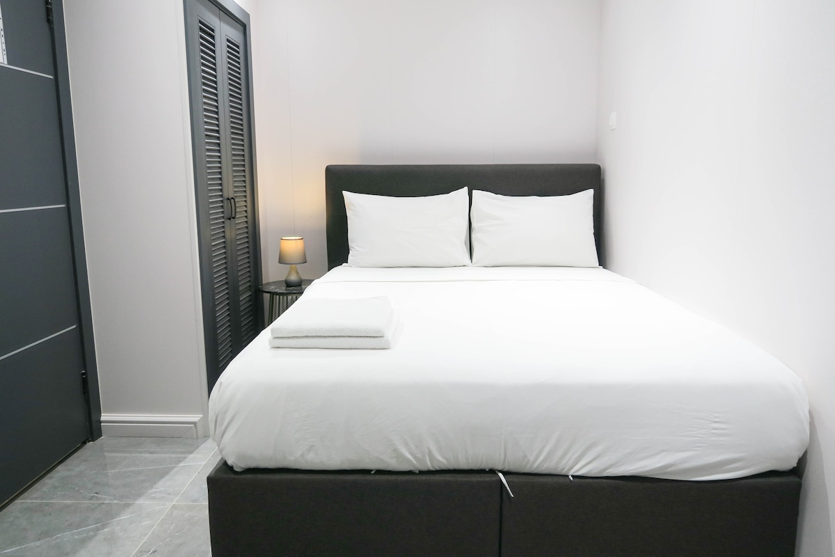 New Cozy Room Suite/ Wi-Fi @ Somerset/Orchard Area