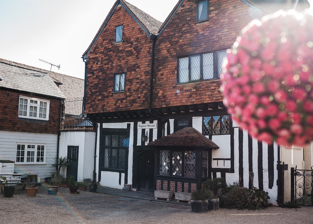 Taylour House - Unique Historic House Built 1468