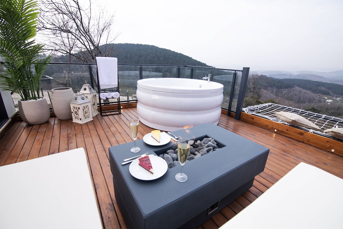 VIP Deluxe Suite With Jacuzzi 8-9