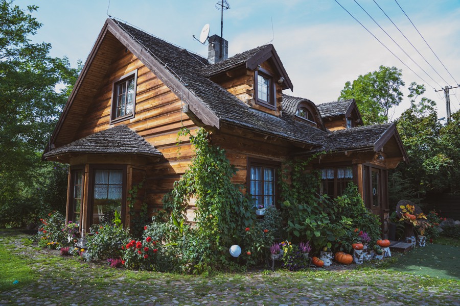 Chata z bala nad rzeką 
SPA