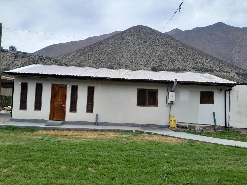 Casa con piscina y juegos para niños.