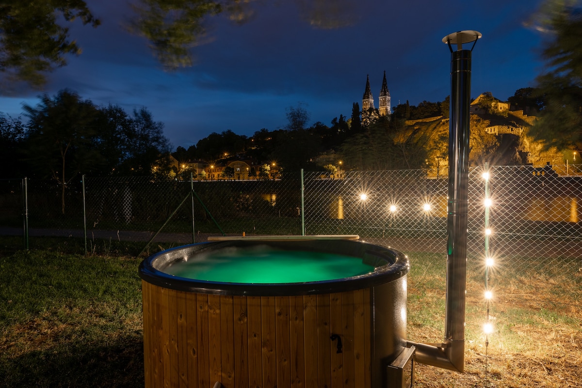 Glamping Dome in The Heart of Prague w/ Jacuzzi