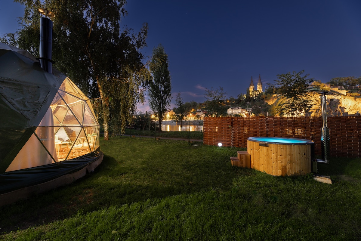 Glamping Dome in The Heart of Prague w/ Jacuzzi