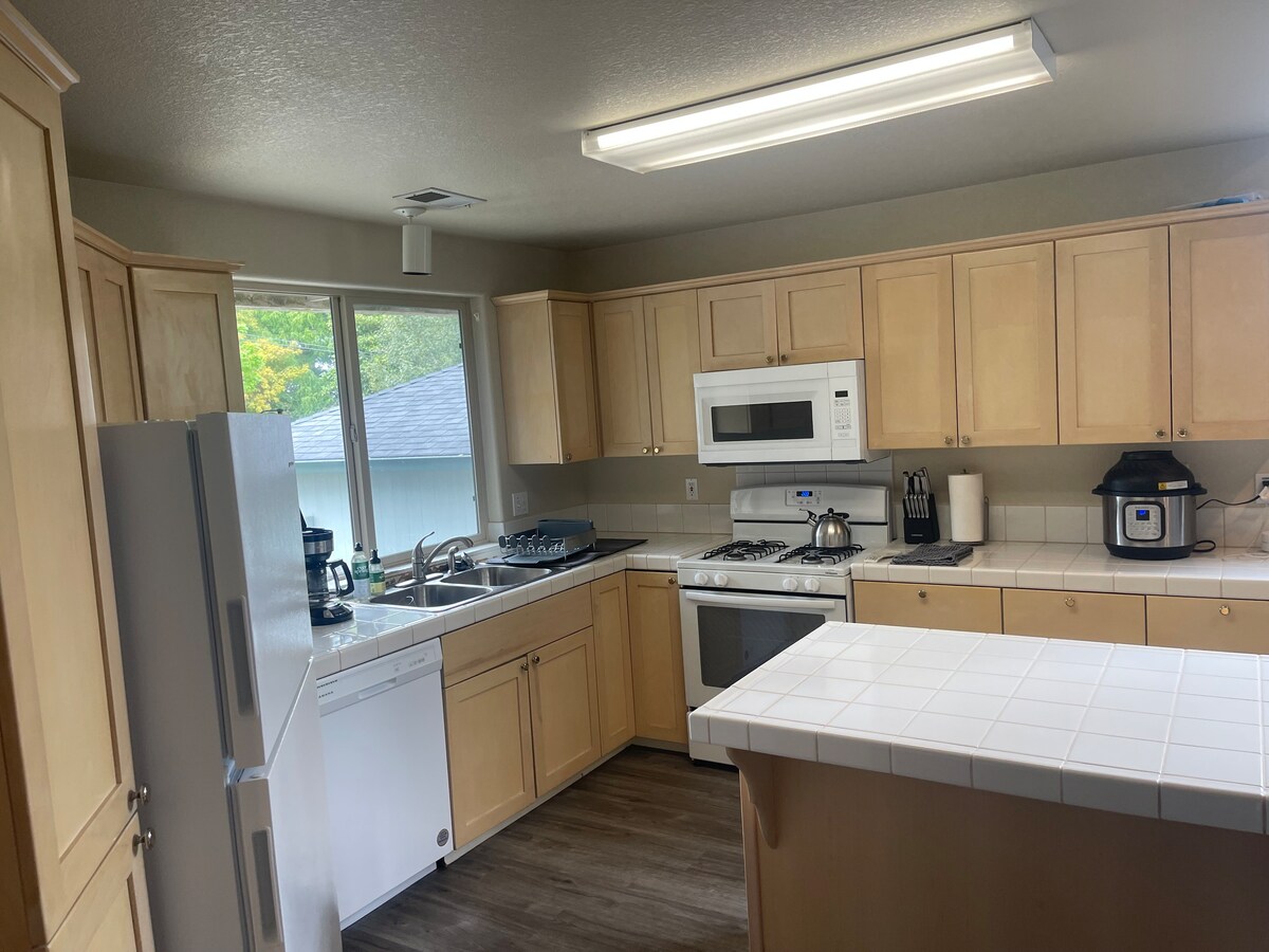 3bd/2bath near Redwood Skywalk!