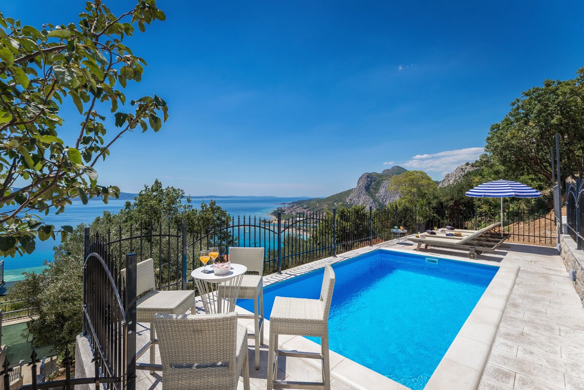 Holiday home for 6 with a pool and an amazing view