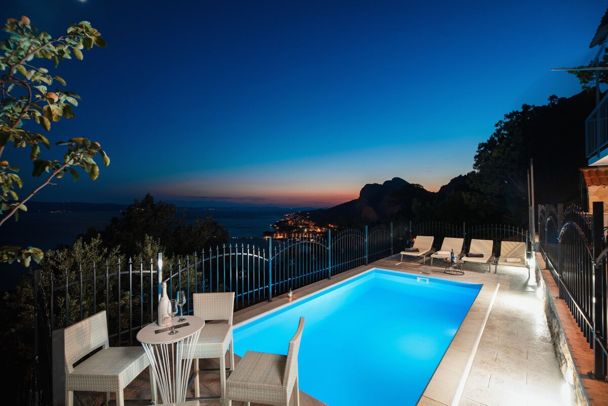 Holiday home for 6 with a pool and an amazing view