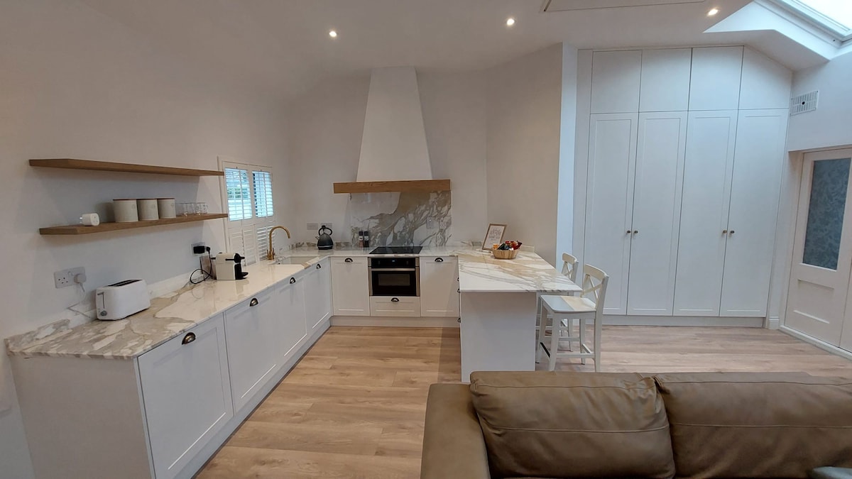 Stunning Remodeled Cottage in Dalkey Town