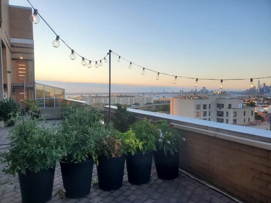 Amazing Views & Rooftop Deck - Safe - Parking Incl