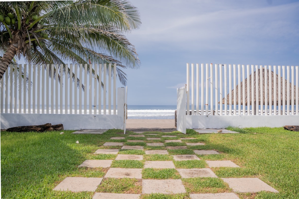 Bella Casa de Playa con Alberca & Jardín | Yemayá